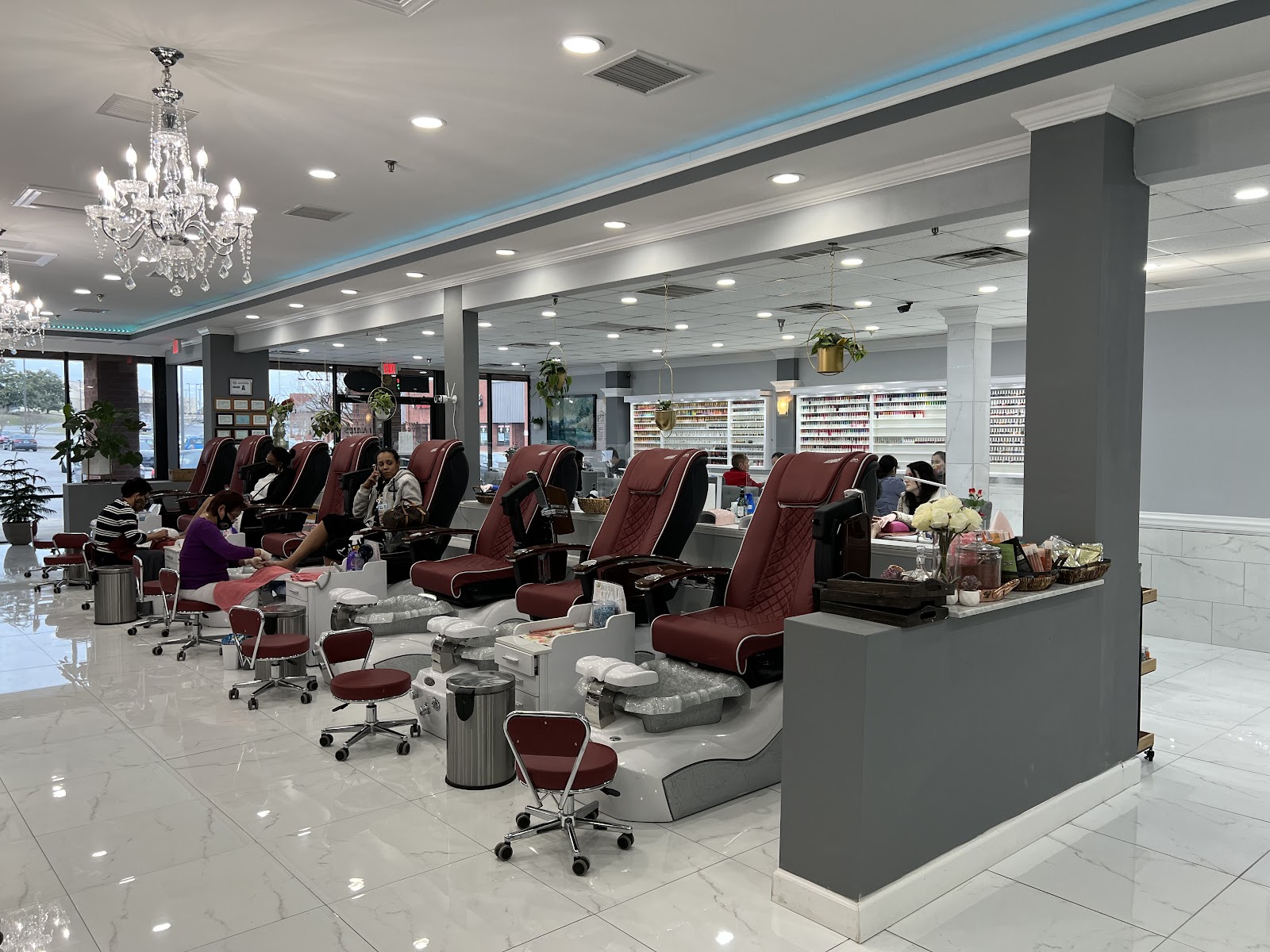 P I Nails logo